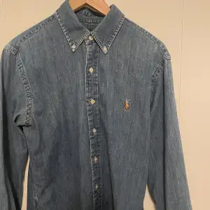 Blå Ralph lauren skjorta i denim.  Storlek M