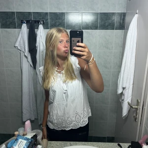 En jättefin blus från zalando💕 - Vit blus från zalando, står inte storlek men passar S/M. Säljer pga att jag bara har använt den ca 2 gånger (finns en liten söm som har gått upp därav priset) Priset går även att diskutera!!