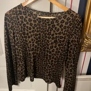 Jätte fin leopard tröja från Fendi. Inte änvänd så mycket kan uppskatta ungefär två gånger. Säljer för att jag inte får användning av den❤️🐆storlek S