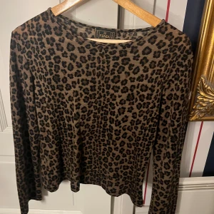 Leopard tröja - Jätte fin leopard tröja från Fendi. Inte änvänd så mycket kan uppskatta ungefär två gånger. Säljer för att jag inte får användning av den❤️🐆storlek S