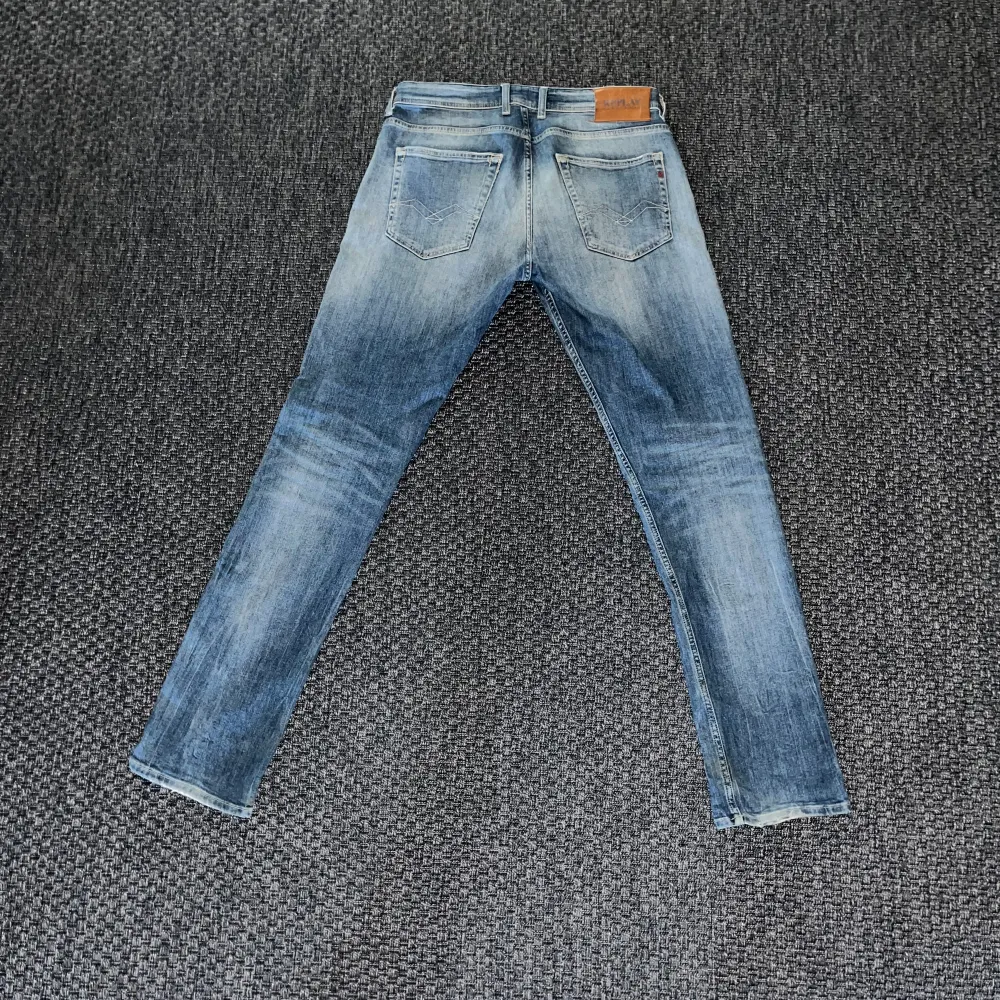 Ett par snygga och knabbt använda Replay jeans som passar till de flesta klädesplagg även för ett bra pris. Skick: 9,5/10 Storlek: W32 L34 Nypris: 1500 Pris: 699. Jeans & Byxor.