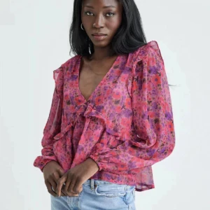 Blommig blus - Intressekoll på denna jättefina och slutsålda blusen från bikbok 🥰