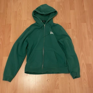 Stussy hoodie - Bra skick, ganska använd därav priset. Liten defekt på ryggen se bild. Står L men sitter som M/L