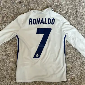 Real madrids hemma ställ 16/17 med Ronaldo på ryggen. Inga större skador på tröjan, trycket på framsidan är lite slitet men absolut ingen märkvärdigt. 