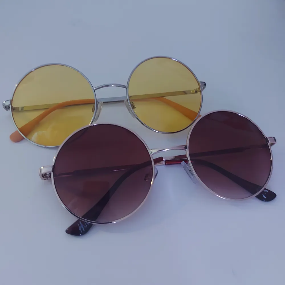 2 st runda solglasögon i bra skick. Har används ungefär 2 gånger var, Säljer som ett par, men det går också att köpa enskilt:), Skriv om ni har frågor:)💕. Övrigt.