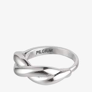 Säljer denna knappt använda ring från pilgrim! Den är justerbar och i mycket bra skick, utan tecken på användning. Priset går att diskuteras, hör av dig om det finns några funderingar 💕 
