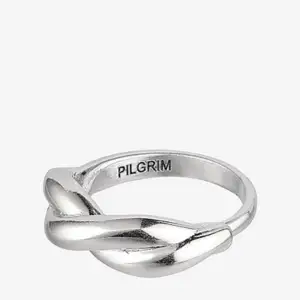 Säljer denna knappt använda ring från pilgrim! Den är justerbar och i mycket bra skick. Priset går att diskuteras, hör av dig om det finns några funderingar 💕 