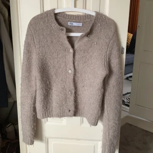 Zara kofta  - Fin stickad kofta från zara med vackra knappar. Inga defekter, skriv till mig om fler bilder 