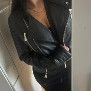 Skinnjacka  - Inga deffekter förutom sista bilden , ryggen har ett hål inne men man kan sy det Dm för frågor eller fler bilder 