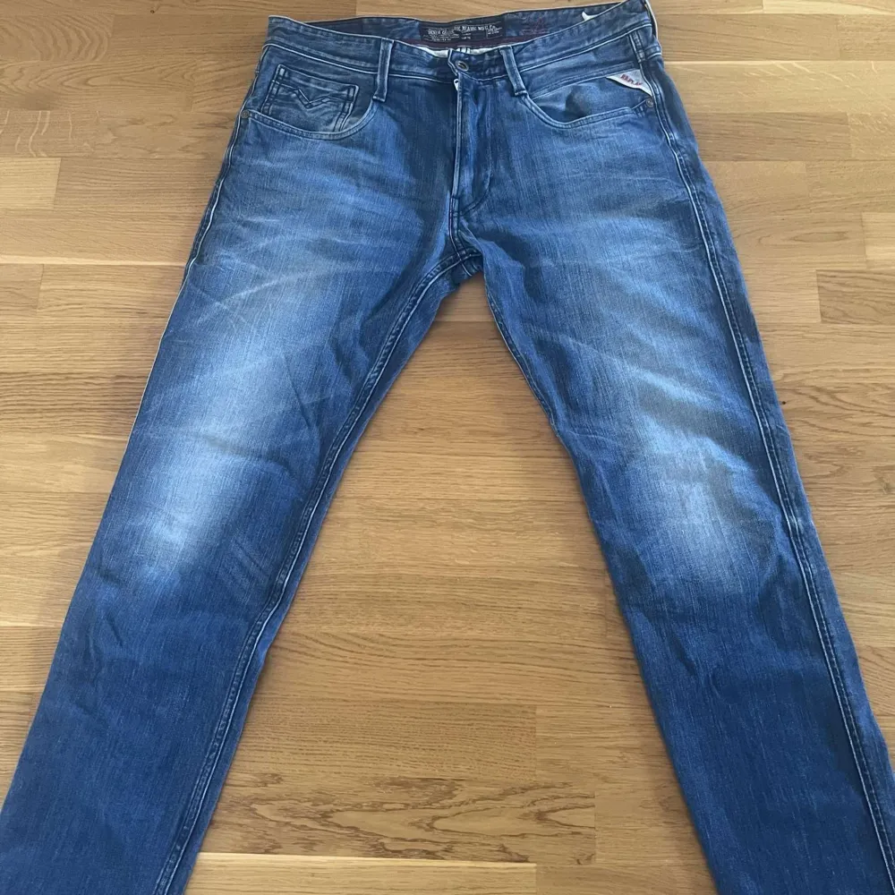 Säljer nu ett par sjukt snygga jeans från Replay i modellen Anbass👖. Perfekt för våren och sommaren☀️😎.  Skriv gärna vid funderingar.. Jeans & Byxor.