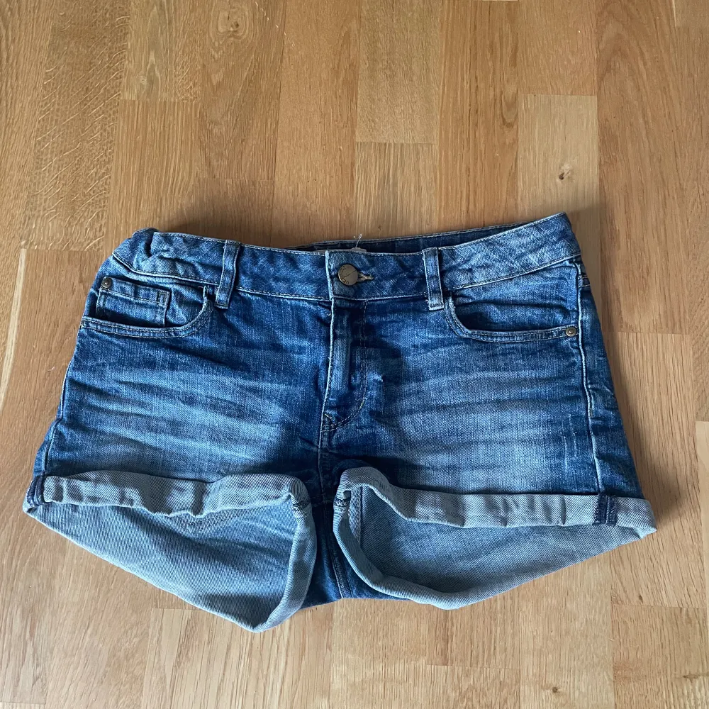 low waist jeans shorts. väldigt stretchiga med resor i midjan, och passar därför flera storlekar! 💘. Shorts.