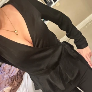 Volang blus - Svart omlott blus med volang nertill. Jätte fin och passar till allt. 