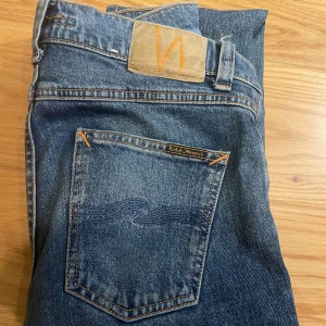 Nudie Jeans Lean Dean slim - Säljer nu dessa eftertraktade nudie jeansen i modellen Lean Dean som sitter som slim. De är i storlek 28/32. Väldigt bra skick. Nypris ca 1500. Skriv vid frågor🙌🏼