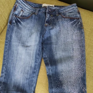 Jeans  - Knälånga jeans med glitter som på bilden.
