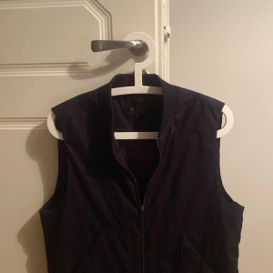 Väst  - Säljer en super snygg Riley väst till ett dunder pris, hör av er om ni har frågor och funderingar 🌟