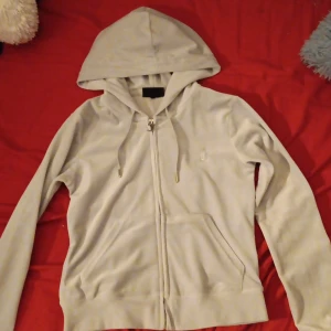 Juicy Couture tröja - Bra skick. Knappt använt. (Pris går att diskutera) Byxorna är också till salu