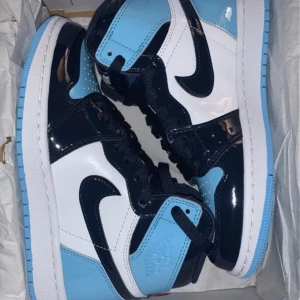 Jordan 1 blue chill - Finns i alla storlekar Unisex skor Har flera modeller Hör av er vid intressen  Helt nya skor 