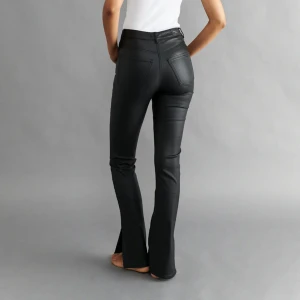 Utsvängda skinnbyxor  - Säljer nu mina skinnbyxor då dem inte passar mig som jag vill längre. Byxorna har en slits längst på sidan och är jätte jätte sköna. Inga defekter eller sådant. Jag tycker byxorna är bra i längden på mig som är 1,68 cm lång.💘