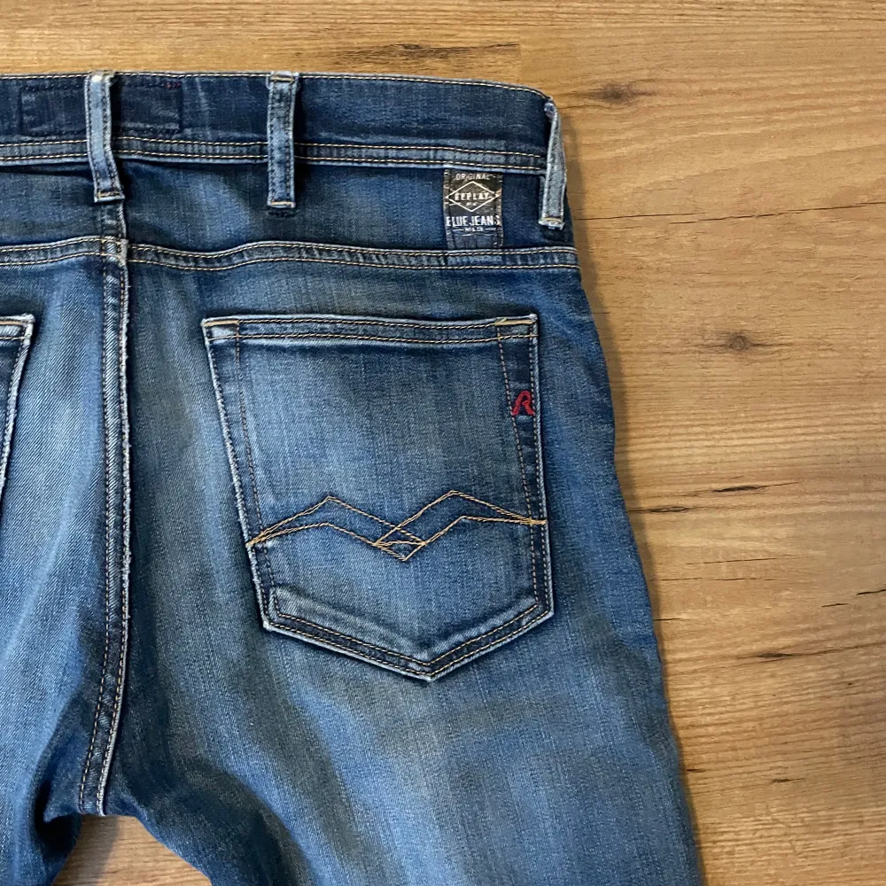 Säljer mina Replay jeans då de blivit lite för små för mig, annars är jeansen i perfekt skick 10/10. Använda men väl omhändertagna!  Kom privat för mer bilder och frågor.. Jeans & Byxor.