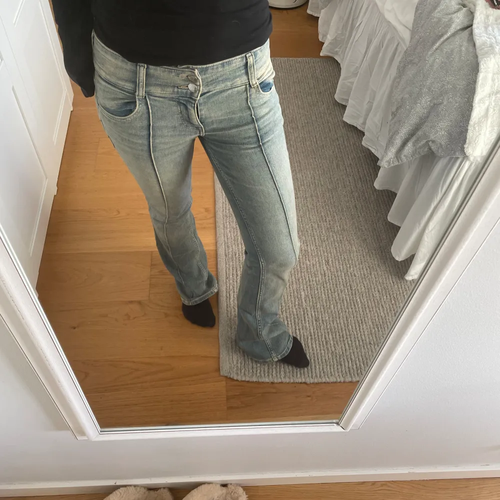 Säljer dessa bootcut Lågmidjade bershka jeans storlek 36. Jeans & Byxor.