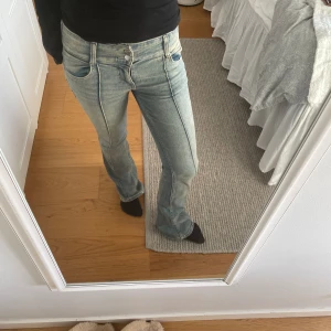 Bershka jeans - Säljer dessa bootcut Lågmidjade bershka jeans storlek 36