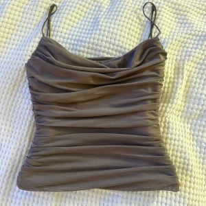 Zara tröja - Hej! Säljer min fina tröja från Zara då den inte passar o kan inte lämna tillbaka den då jag slängt kvittot. Har bara testat den o den va för liten. Den e super fin till sommaren🩷