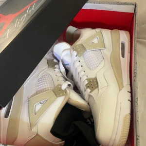 Jordan 4  - Jag säljer dessa pgv att dem har blivit för små, använd ett fåtal gånger ser ut som helt nya, fräscha.