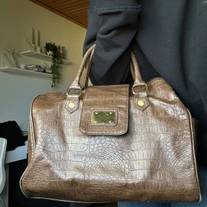 Brun väska  - Brun väska från ginatricot som tyvärr inte längre kommer till användning. Passar perfekt till skolan eller gymmet🤩