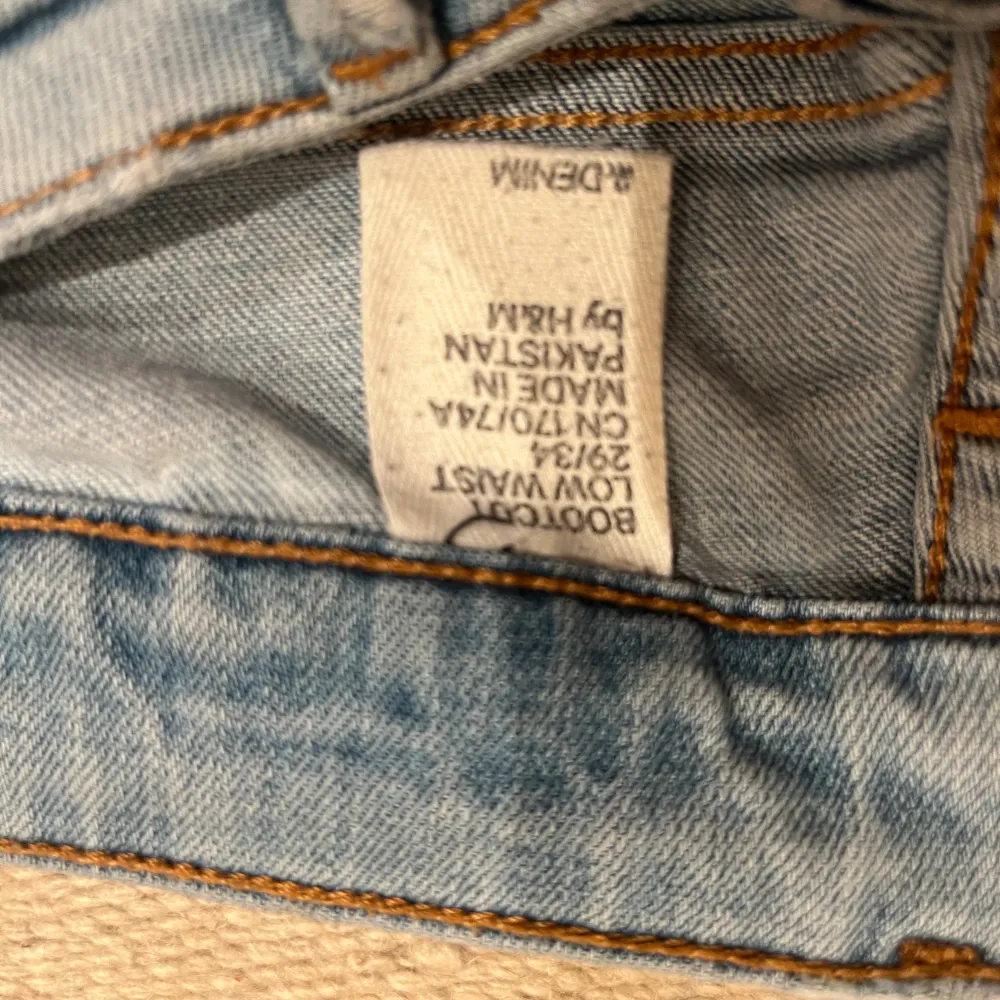  Jätte snygga låg midjad ljusblå jeans mammas gamla men i väldigt bra skick köpt för inte så länge sen men vet inte vart ifrån. Priset kan diskuteras. Jag är 174 . Jeans & Byxor.