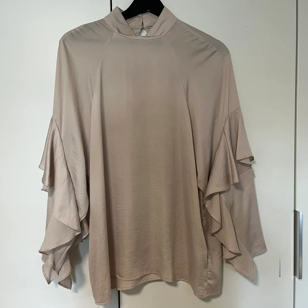 Så snygg beige blus med fina volanger på armarna. Från h&m i storlek S💗 . Blusar.