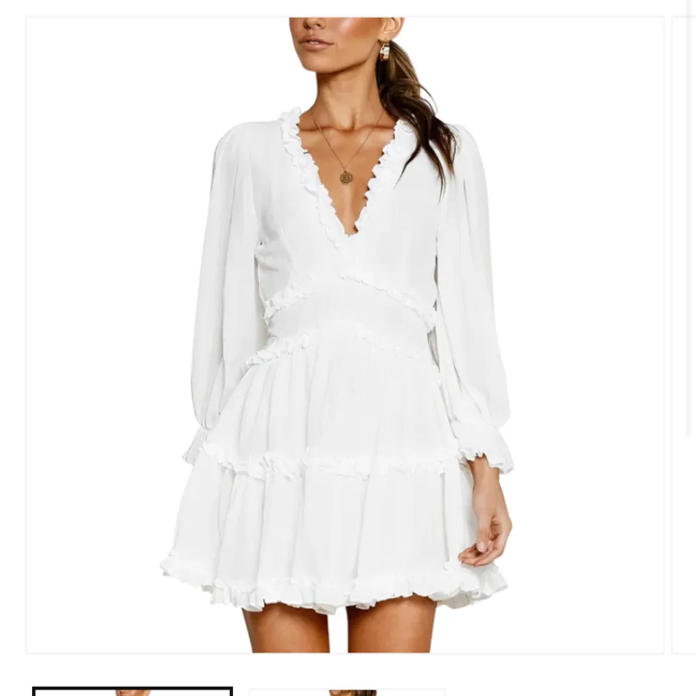 Supersöt vit klänning som passar perfekt nu till sommaren och studenttider!🤍  Säljer då jag hittade en annan🤍 Nypris 499 kr. Klänningar.