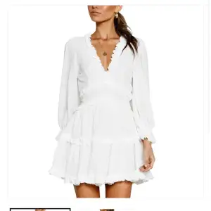 Supersöt vit klänning som passar perfekt nu till sommaren och studenttider!🤍  Säljer då jag hittade en annan🤍 Nypris 499 kr