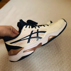 Asics träningsskor - Nästan som nya, använd fåtal gånger. 