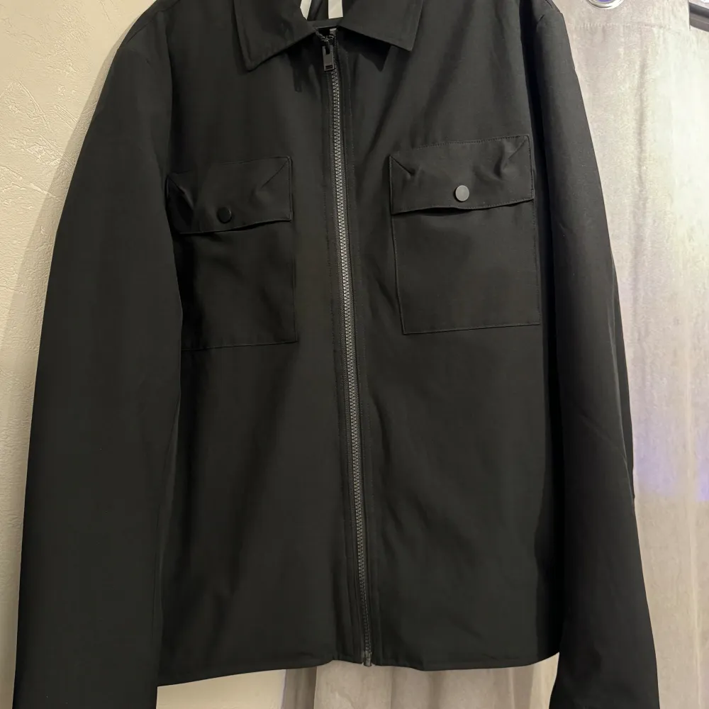 En fin svart overshirt/jacka ifrån selected homme st L, använd 3/4 gånger, nypris 999kr säljer för 249. Jackor.