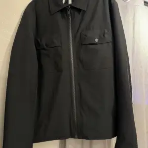En fin svart overshirt/jacka ifrån selected homme st L, använd 3/4 gånger, nypris 999kr säljer för 249