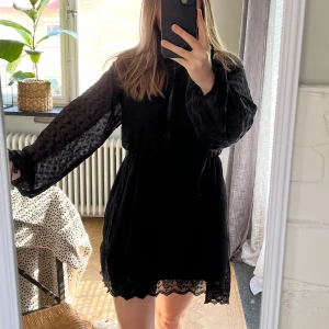 Svart klänning - Fin klänning med broderier och vackra ärmar. Storlek 32, men är som en XS/S. Nyskick 💕ord pris 599 kr. 