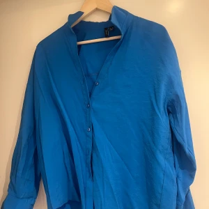 Skjorta - Skjorta från vero Moda, använd ett par gånger!  Nypris: 399 kr  Mitt pris: 150 kr