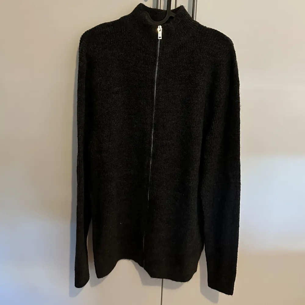 Helt ny full zip ull tröja som är i storlek M som är gjord i mycket fint material. Som är mörkgrå/svart.. Tröjor & Koftor.
