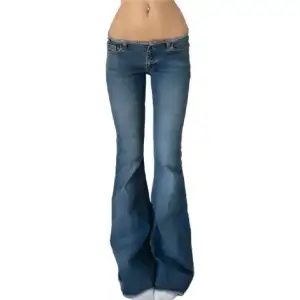 Så snygga lågmodjade bootcut jeans med broderat rött e på baksidan  Midja- ca 74 cm Innerbenslängd- ca 83 cm