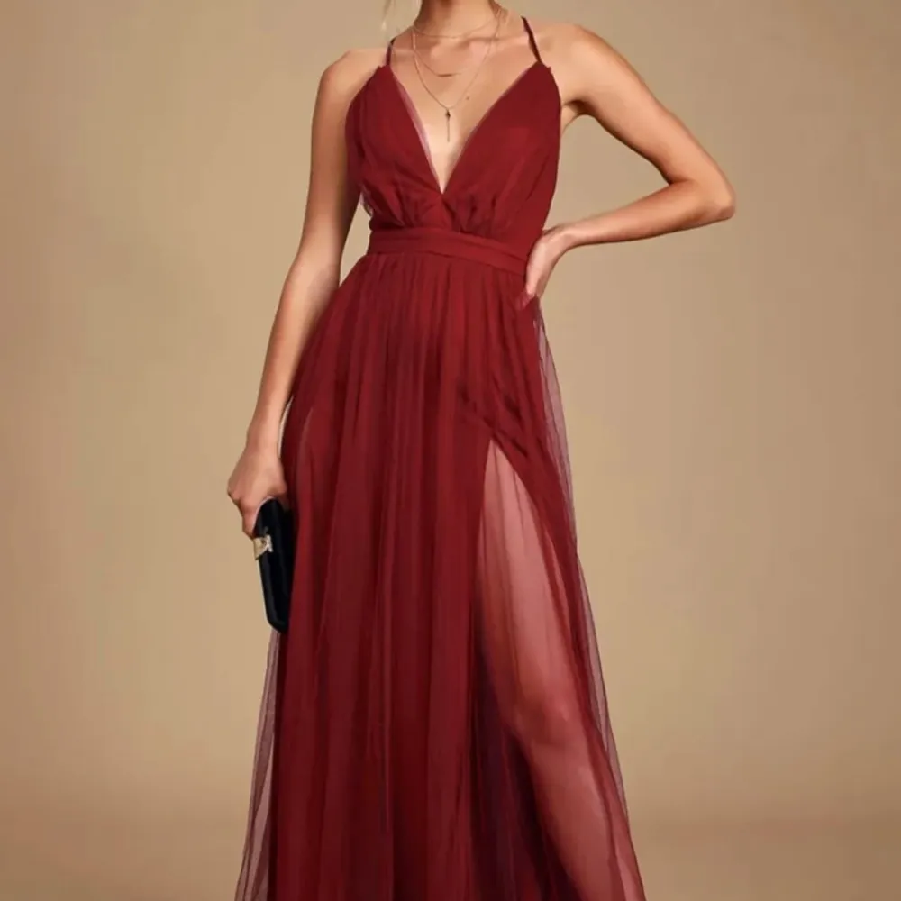 Vinröd klänning som passar perfekt till balen! Den kommer från Lulus och nypris ligger på 999kr. Helt oanvänd med prislapp kvar! ❤️ Den har mesh tyg över samt en slits. Banden är justerbara 🫶🏻. Klänningar.