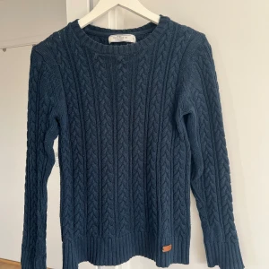 Kabelstickad tröja - Skön tröja, köpt på mindre butik i Falkenberg💕