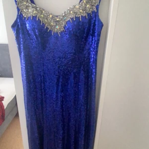 Bal/fest klänning  - Jätte fin bal/fest klänning i blå med diamanter på diamanterna har lossnat lite men de e inget som märks hör av dig vid intresse!!💗
