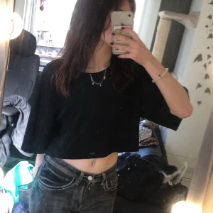 Svart kort tröja - En Basic svart kort tröja som är lätt stylad, i väldigt bra skick oxkså!  