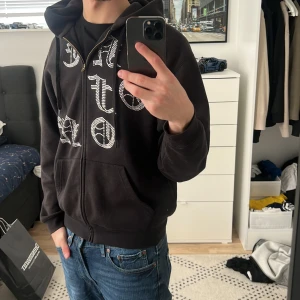 One of one tröja  - Bra skick, säljer för ja inte använder den längre!