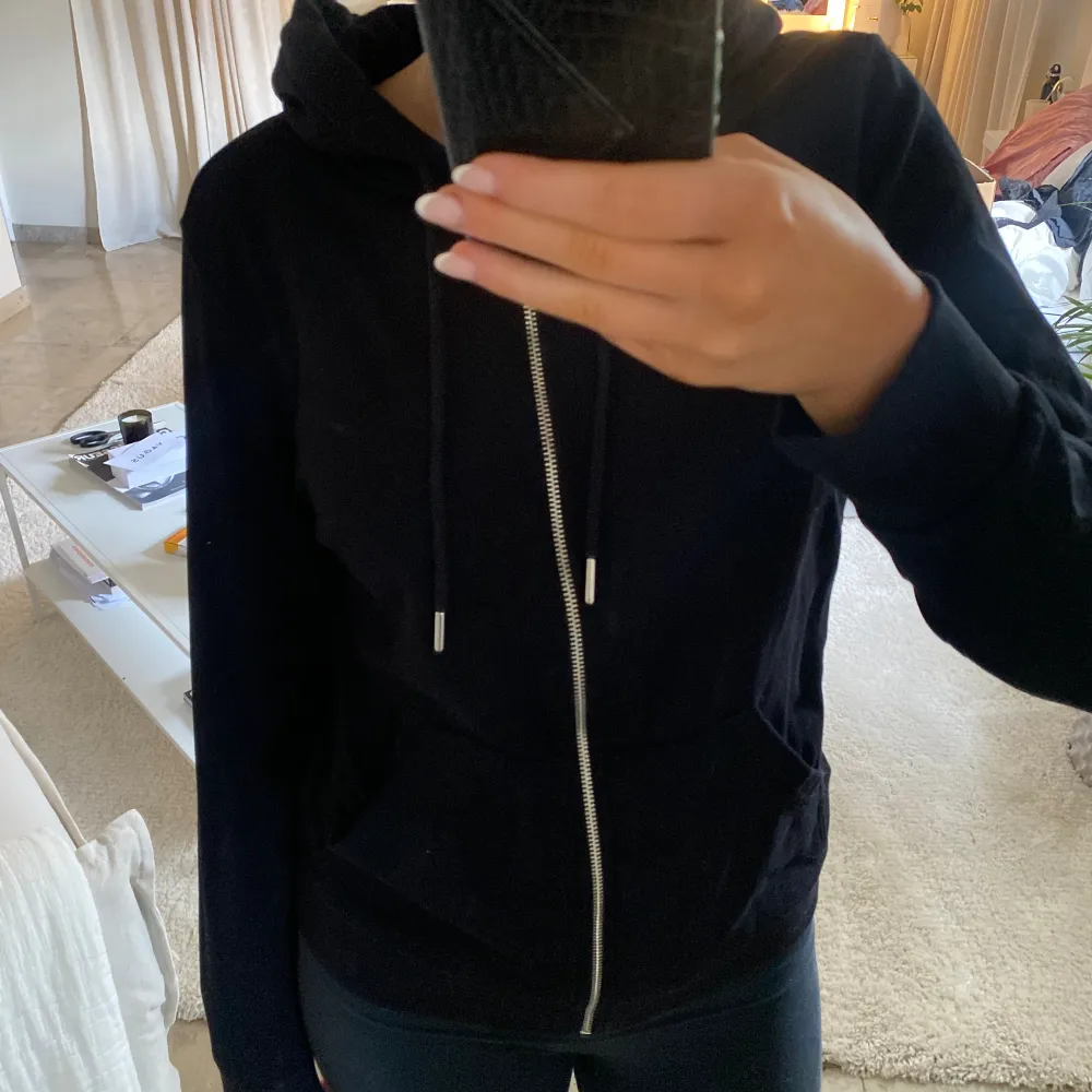 Säljer min svarta zip up hoodie från Hm. Sparsamt använd och i ett fint skick💗. Hoodies.