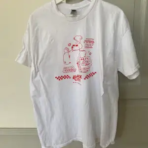 Small brand T-shirt som är köpt i Brighton.  Använd 1 gång, nyskick. Köpt för 250kr