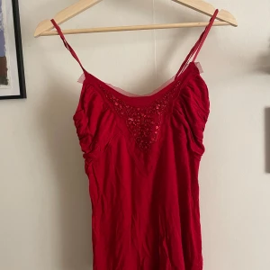 Y2k topp - Jättesnygg y2k röd topp från Eve! Materialet är mjukt och stretchigt vilket gör att den sitter både skönt och snyggt! Säljer på grund av att den inte riktigt kommer till användning längre. 