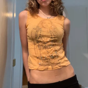 2000s linne - Coolaste linnet! Köpt på en vintageaffär i Barca 😎