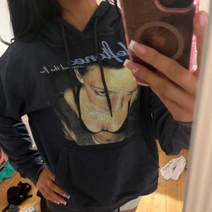 deftones hoddie - Jättebra skick! Inga skador men däremot har bilden ”spruckit” jättelite. Som tröjor med tryck gör efter ett tag. Inget som förstör tröjan eller liknande! Pris kan diskuteras💗