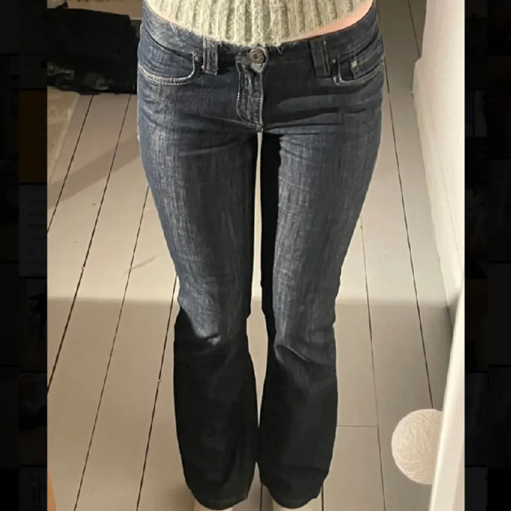 Säljer dessa superfina Lågmidjade jeans! Köpa här på plick, men kände sen att dem inte riktigt passa mig💗Vet ej midjemåttet men skulle gissa på 74💗Tror det är en stl 34 men osäker!!(lånade bilder) har tyvärr inga fler bilder!!💗. Jeans & Byxor.